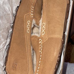 Ugg’s Size 7 Slippers NEVER WORN 100 obo